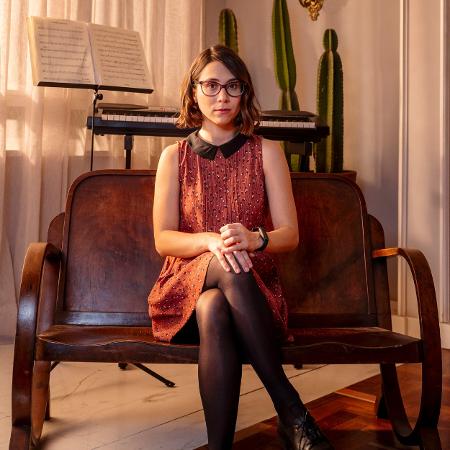 Benê (Daphne Bozaski) junta dinheiro para comprar um piano na última temporada de 'As Five'
