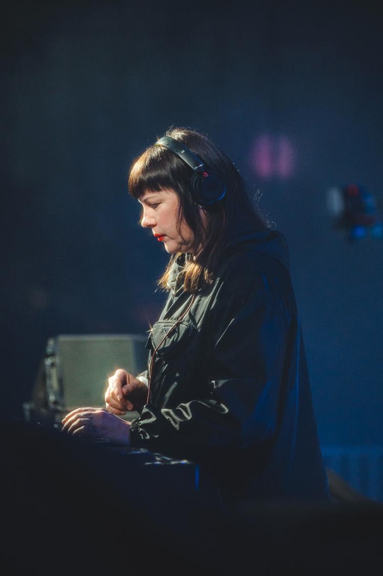 A DJ Kittin pilota os toca-discos no palco dedicado à música eletrônica no Lollapalooza