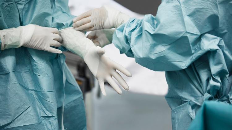 Os hospitais seguem protocolos rigorosos para evitar infecções resultantes de procedimentos cirúrgicos