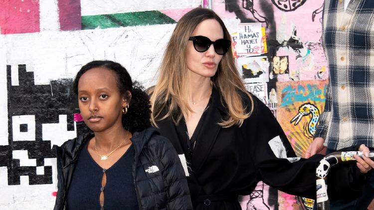 Angelina Jolie com a filha Zahara em dezembro de 2023