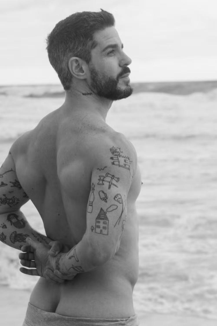 Pedro Neschling faz ensaio sensual na praia