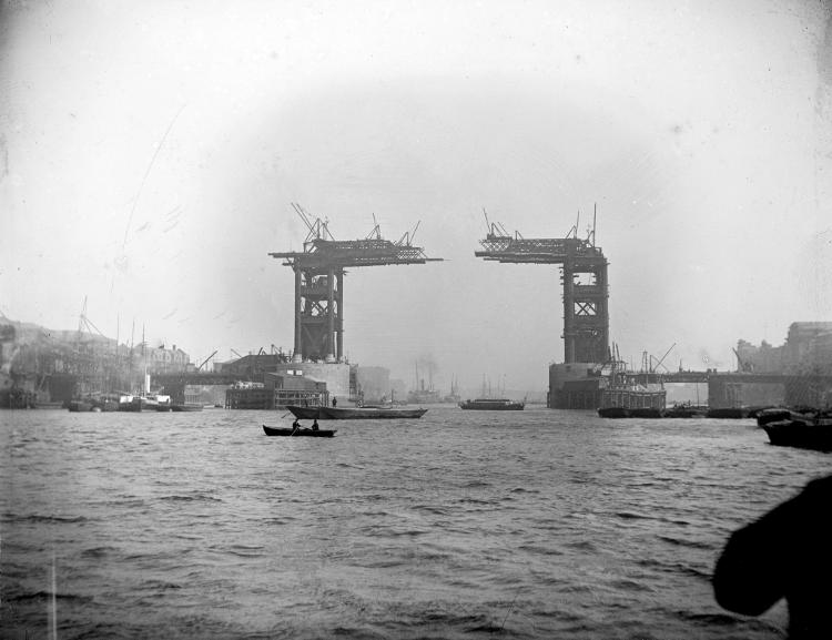 A Tower Bridge vista em 1889. As obras começaram em 1881, mas só terminariam em 1894