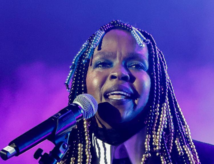 A cantora Lauryn Hill durante show em São Paulo, no sábado (13)