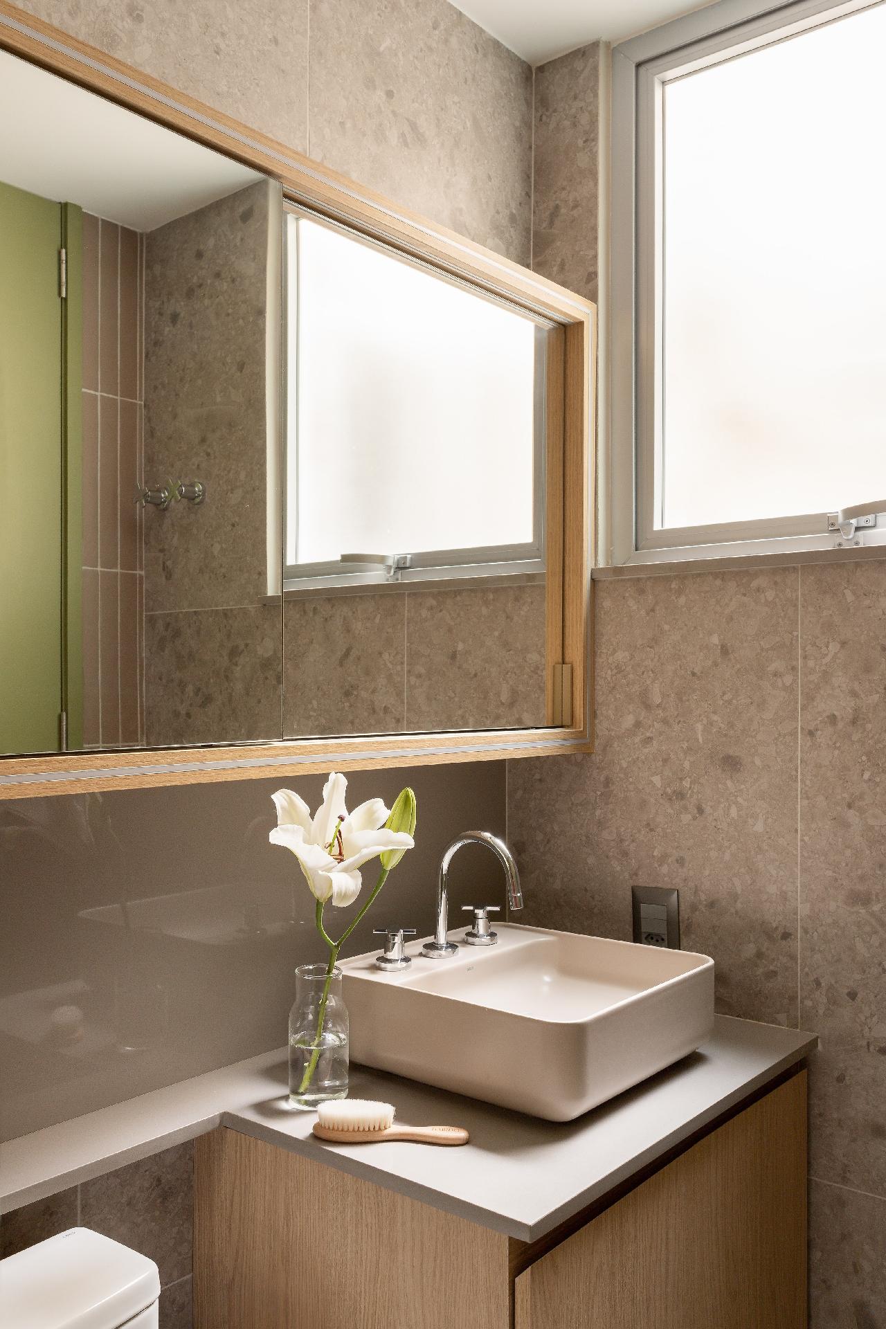 O banheiro foi reconstruído menor, em formato retangular estreito, o que rendeu metragem ao hall de entrada que recebeu uma pequena lavanderia. - Lilia Mendel/Divulgação