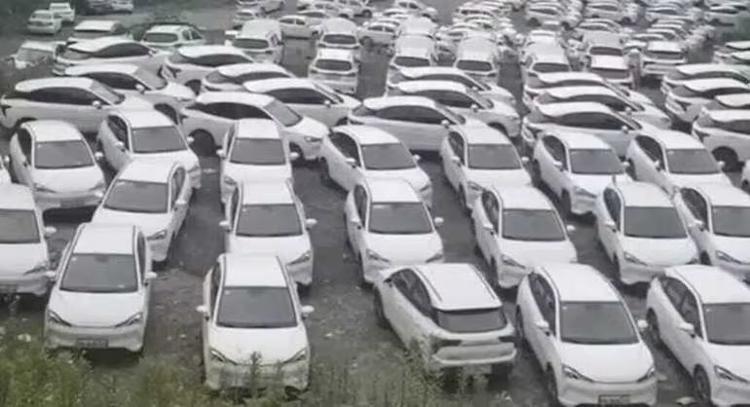 Centenas de carros de uma frota de compartilhamento de veículos foram abandonados na China