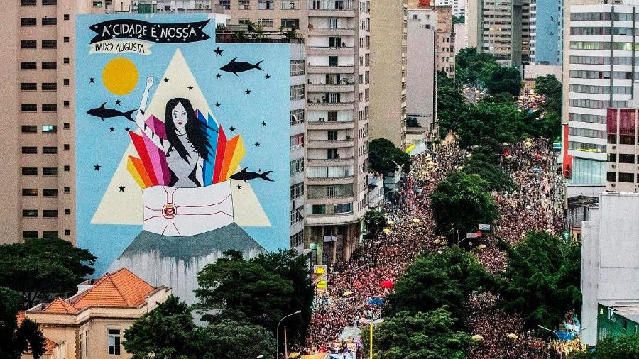 "A cidade é nossa": mural de Rita Wainer visto em desfile do bloco Acadêmicos do Baixo Augusta, no carnaval de 2018