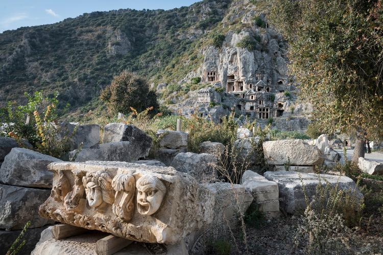 Rostos semelhantes a máscaras teatrais ainda podem ser vistas perto do sítio arqueológico de Mira, na Turquia Rostos semelhantes a máscaras teatrais ainda podem ser vistas perto do sítio arqueológico de Mira, na Turquia