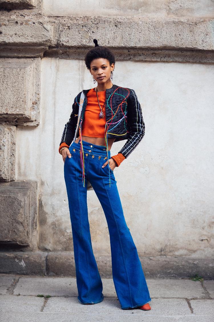 Modelo com calça jeans flare na Semana de Moda de Milão Modelo com calça jeans flare na Semana de Moda de Milão