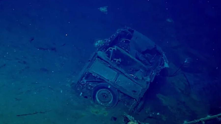 Carro misterioso foi encontrado em porta-aviões naufragado da 2ª Guerra Mundial por câmera submarina operada remotamente Carro misterioso foi encontrado em porta-aviões naufragado da 2ª Guerra Mundial por câmera submarina operada remotamente