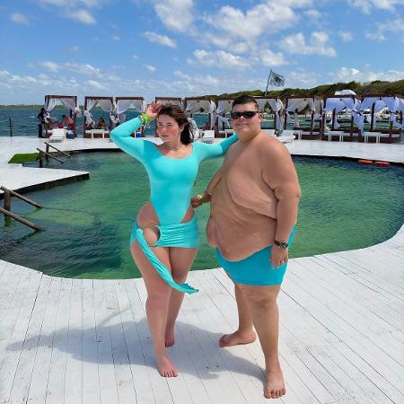 Gordão da XJ e noiva combinam looks em Jericoacoara