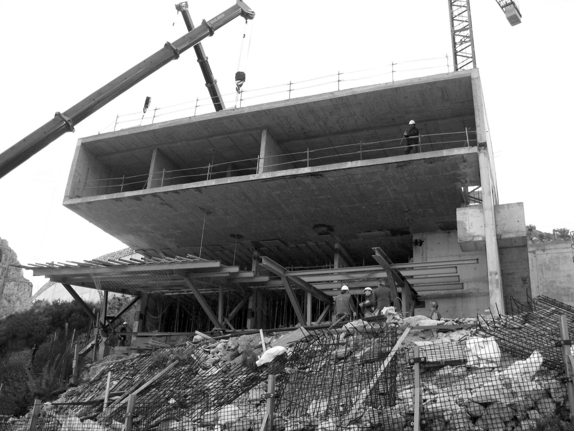 Devido à inclinação do terreno e ao desejo de estruturar a Casa do Penhasco em um único pavimento, um conjunto tridimensional de lajes delgadas de concreto armado e telas de adaptação à topografia foi desenvolvido, minimizando, assim, a terraplenagem necessária. O projeto é do escritório Fran Silvestre Arquitectos - Fran Silvestre Arquitectos/ Divulgação