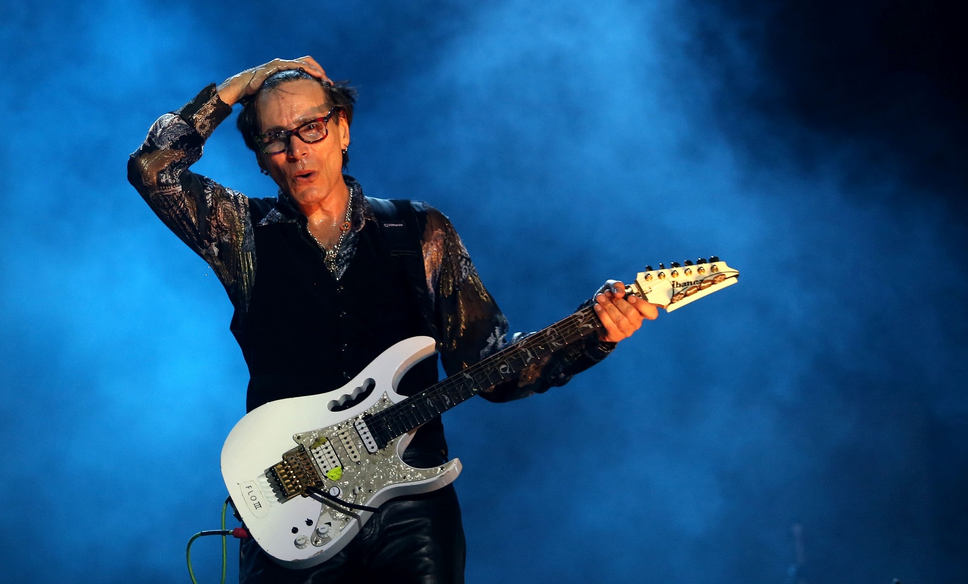 25.set.2015 - O guitarrista Steve Vai se apresenta com a Camerata Florianópolis, fechando o palco Sunset, durante o quinto dia do festival Rock in Rio 2015. - Fábio Motta/Estadão Conteúdo
