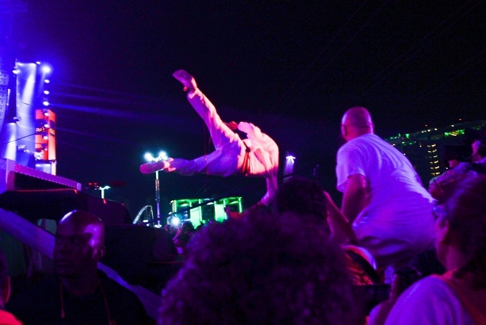 25.set.2015 - Mike Patton, vocalista do Faith No More, fez um "stage dive" no final da música "Caffeine", e foi escoltado de volta ao palco pelos seguranças, durante o quinto dia do Rock in Rio 2015. - Francisco Cepeda/AGNews