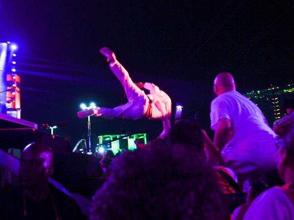 Imagem ilsutrativa de stage diving - neste caso, Mike Patton, do Faith No More, em show no Brasil, em 2015