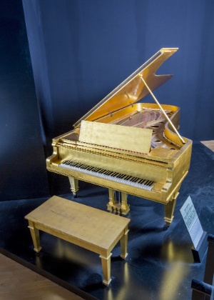Piano de cauda folheado a ouro de Elvis Presley, que ficava na sala de música de Graceland, em Mênfis, no Tennessee - Julien"s Auctions/Handout via Reuters