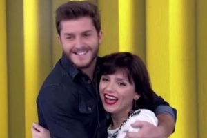 Monica Iozzi abraça Klebber Toledo no "Vídeo Show" - Reprodução/TV Globo - Reprodução/TV Globo