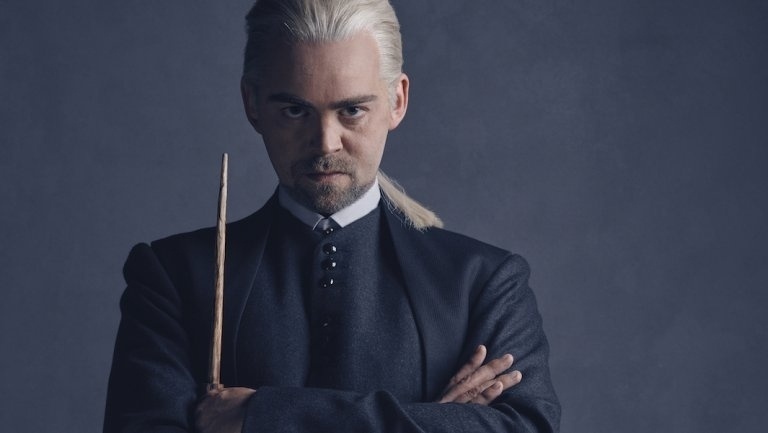 Após revelar as primeiras imagens de Harry, Hermoine e Rony, foi divulgada foto do personagem Draco Malfoy. Dezenove anos após ao acontecimentos do último livro, "Harry Potter e as Relíquias da Morte", o personagem volta com rabo de cavalo e cavanhaque - Harry Potter Theatrical Productions