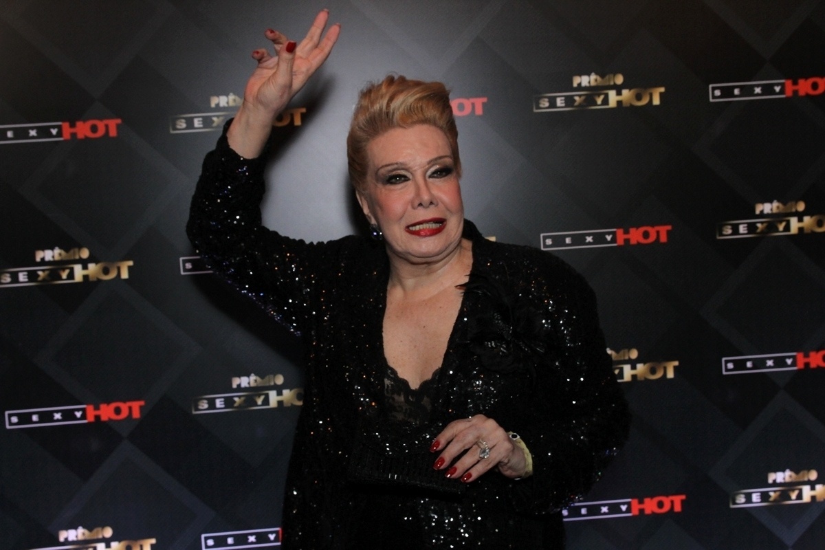 28.jun.2016 - Rogéria chega animada à terceira edição do prêmio Sexy Hot, em São Paulo. - Thiago Duran/AgNews