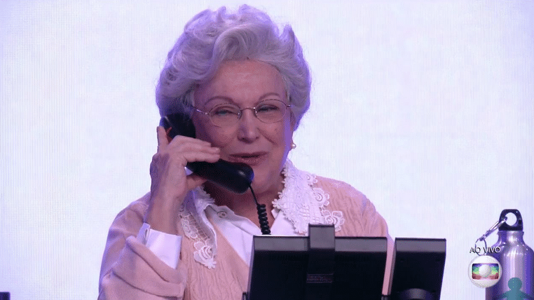 2.jul.2016 - Alguns atores da Globo relembraram personagens de sucesso durante o chamado "mesão da esperança" na campanha "Criança Esperança", na tarde deste sábado (2) - Reprodução/TV Globo