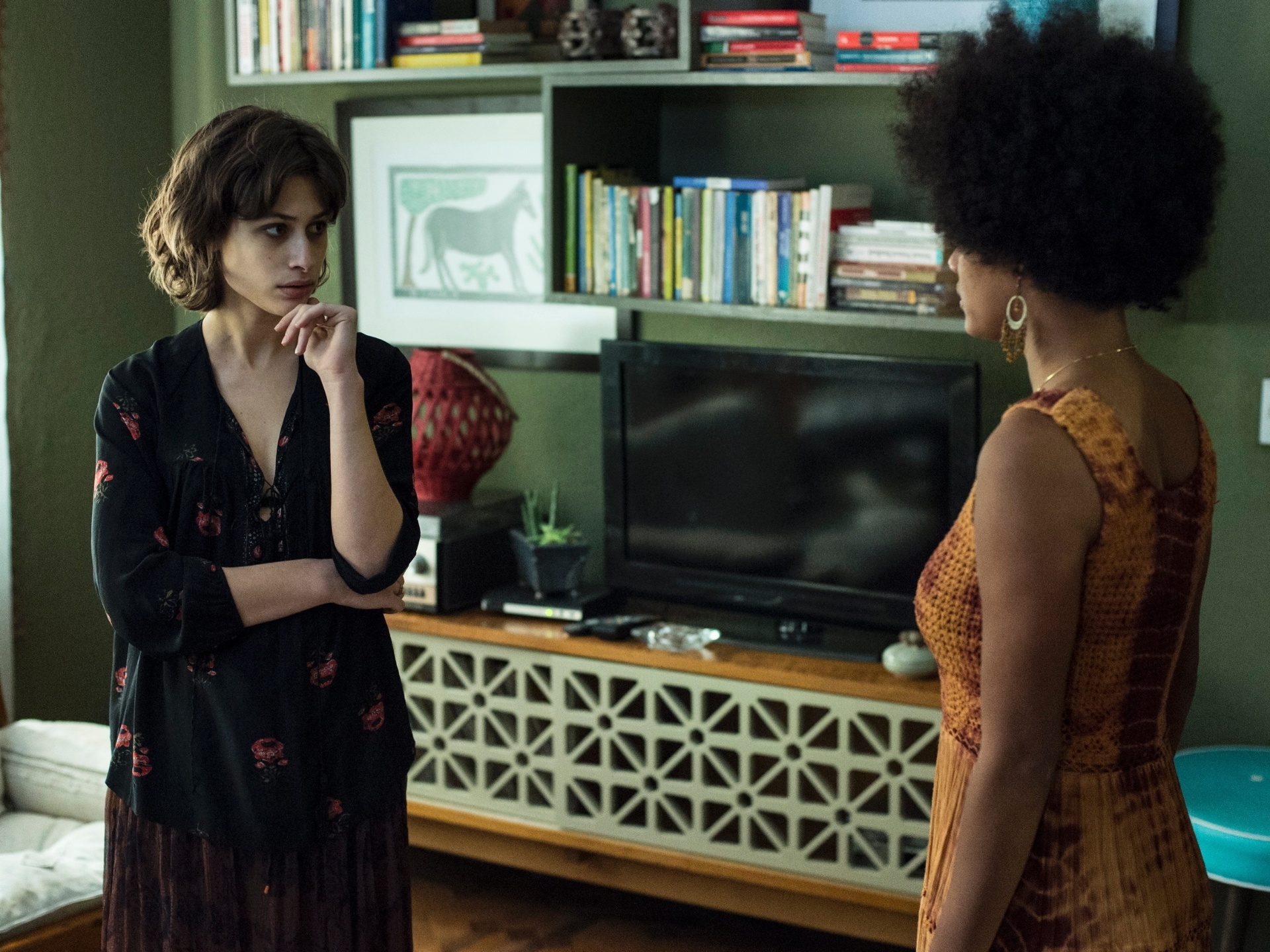 Luisa Arraes e Jéssica Ellen vivem as amigas Débora e Rose. Para comemorar a aprovação de Rose na faculdade de jornalismo, as amigas compram drogas no quiosque de Celso (Vladimir Brichta) para comemorar, escondem o conteúdo em suas roupas. A polícia é chamada na balada, Rose é revistada. Ela acaba presa e Débora observa tudo de longe. A jovem passa sete anos na prisão e quando deixa a cadeia descobre que a amiga sofreu um estupro. Juntas, elas resolvem ir atrás do criminoso - Estevam Avellar/Globo