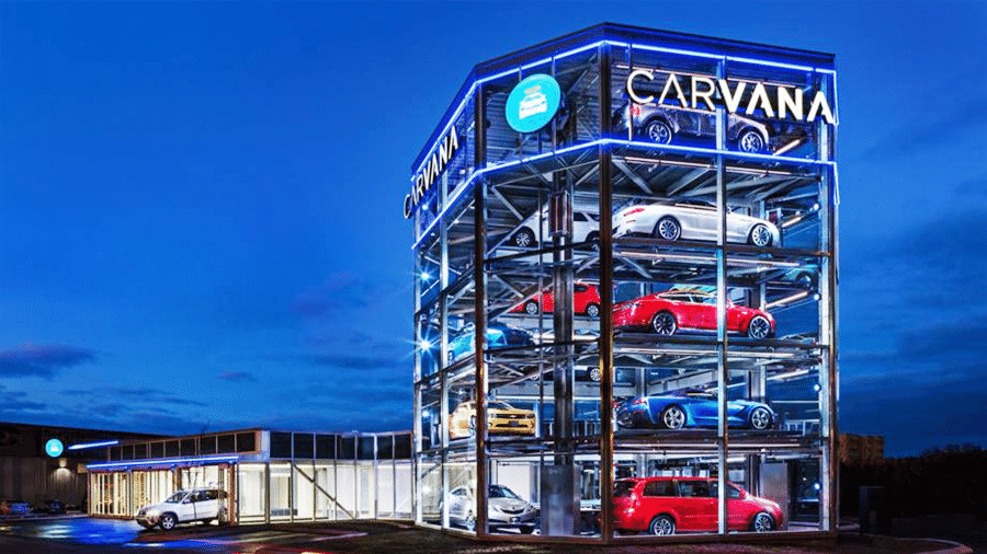 Unidade da Carvana em Austin (Texas): torre de oito andares é recheada de carros e entrega é automática - Reprodução/Facebook