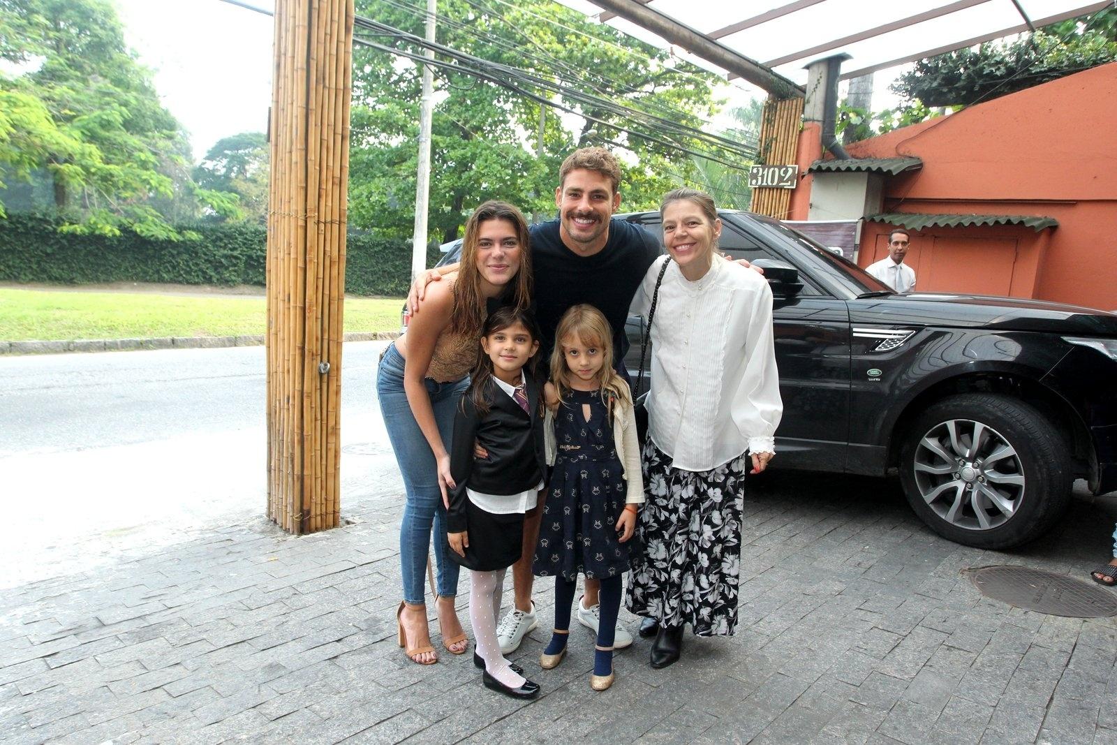 Cauã Reymond e a namorada, Mariana Goldfarb, chegam para a festa de cinco anos da filha do ator, no Rio - Marcello Sá Barretto/AgNews