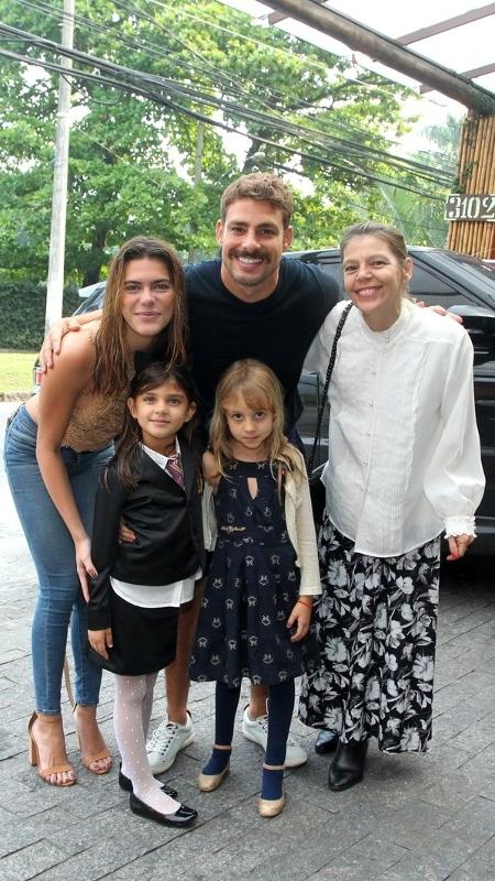 Cauã Reymond e a namorada, Mariana Goldfarb, chegam para a festa de cinco anos da filha do ator, no Rio - Marcello Sá Barretto/AgNews