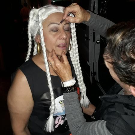 Therry Klotzel é maquiada antes de gravar "Paradinha" para o quadro "Os Velhinhos se Divertem", do "Programa Silvio Santos" - Paulo Pacheco/UOL - Paulo Pacheco/UOL