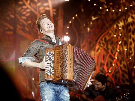 Michel Teló em cena do musical "Bem Sertanejo" - Divulgação