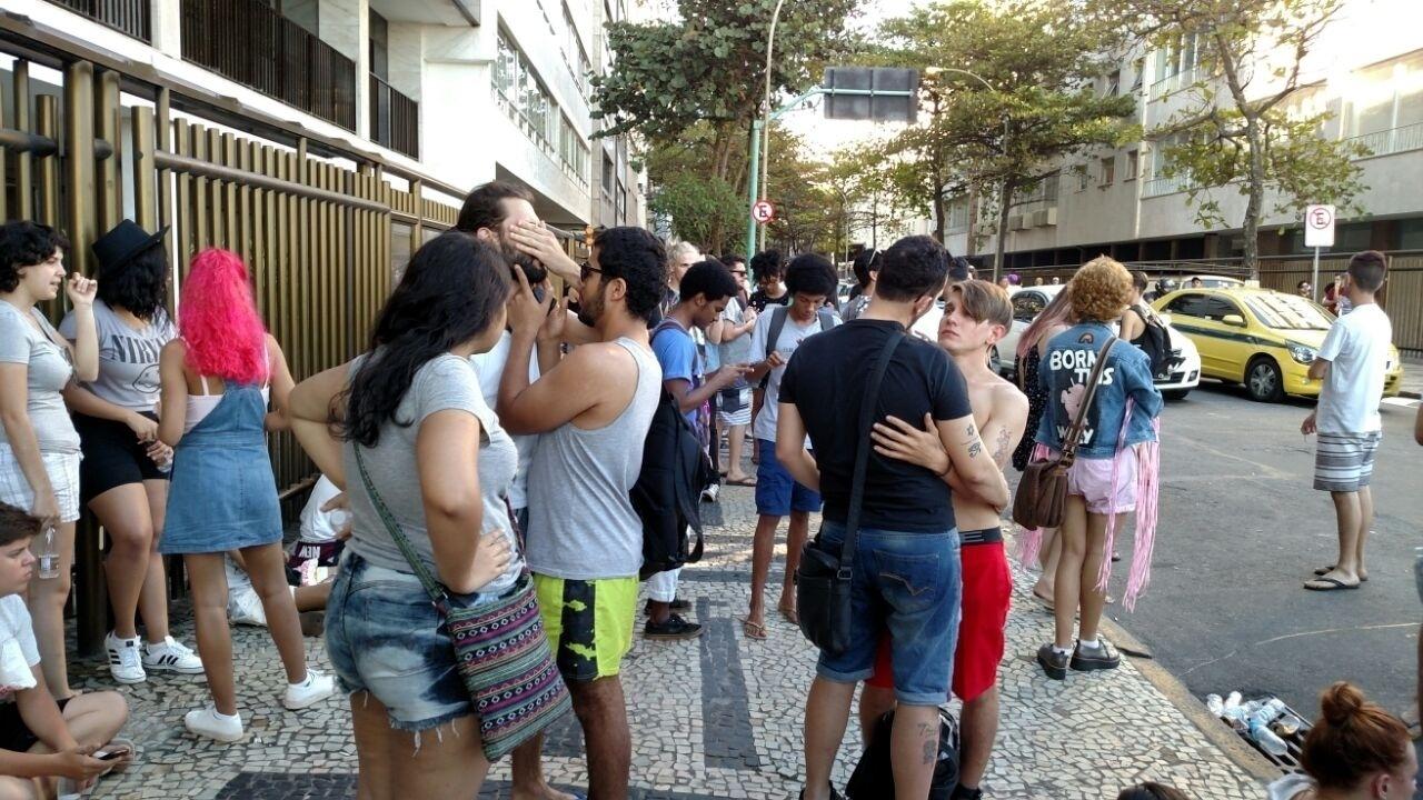 Esperando a estrela na porta do hotel Fasano, no Rio, fãs de Lady Gaga tem o pior dia vida com cancelamento do show dela no Rock in Rio - Marcela Ribeiro/UOL