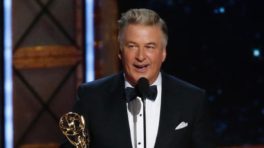 Alec Baldwin recebe o Emmy de melhor ator coadjuvante em série de comédia por sua imitação de Donald Trump no "Saturday Night Live" - REUTERS/Mario Anzuoni