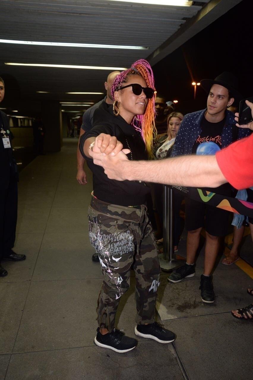 Alicia Keys atende fãs antes de deixar o Brasil - Vínicos Marinho/Brazil News