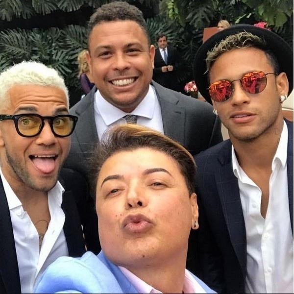 Daniel Alves, Ronaldo,David Brazil e Neymar brincaram de fazer várias "selfies" antes de cerimônia de casamento - Reprodução/Instagram