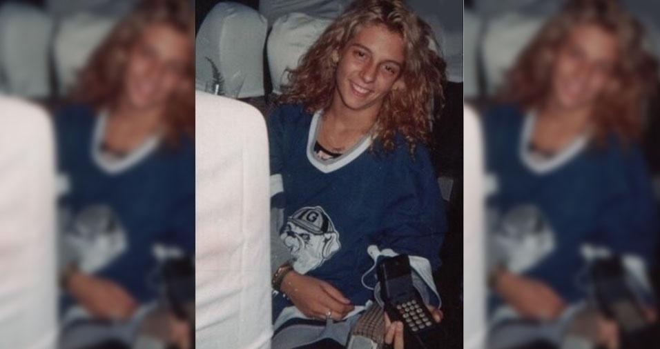 Nas redes sociais, Carla adora relembrar momentos marcantes do passado que enchem os fãs de nostalgia. Nesta foto, ela aparece com seu primeiro celular. "Tijolão", brincou - Reprodução/Instagram