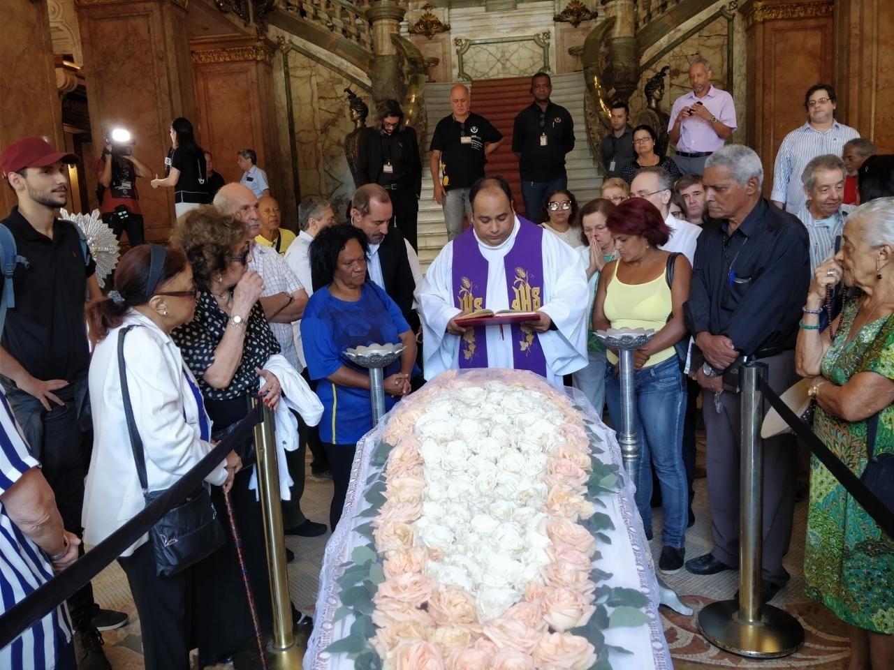 Amigos e familiares dão o último adeus a Eva Todor, que morreu aos 98 anos em casa - Daniel Pinheiro/AgNews