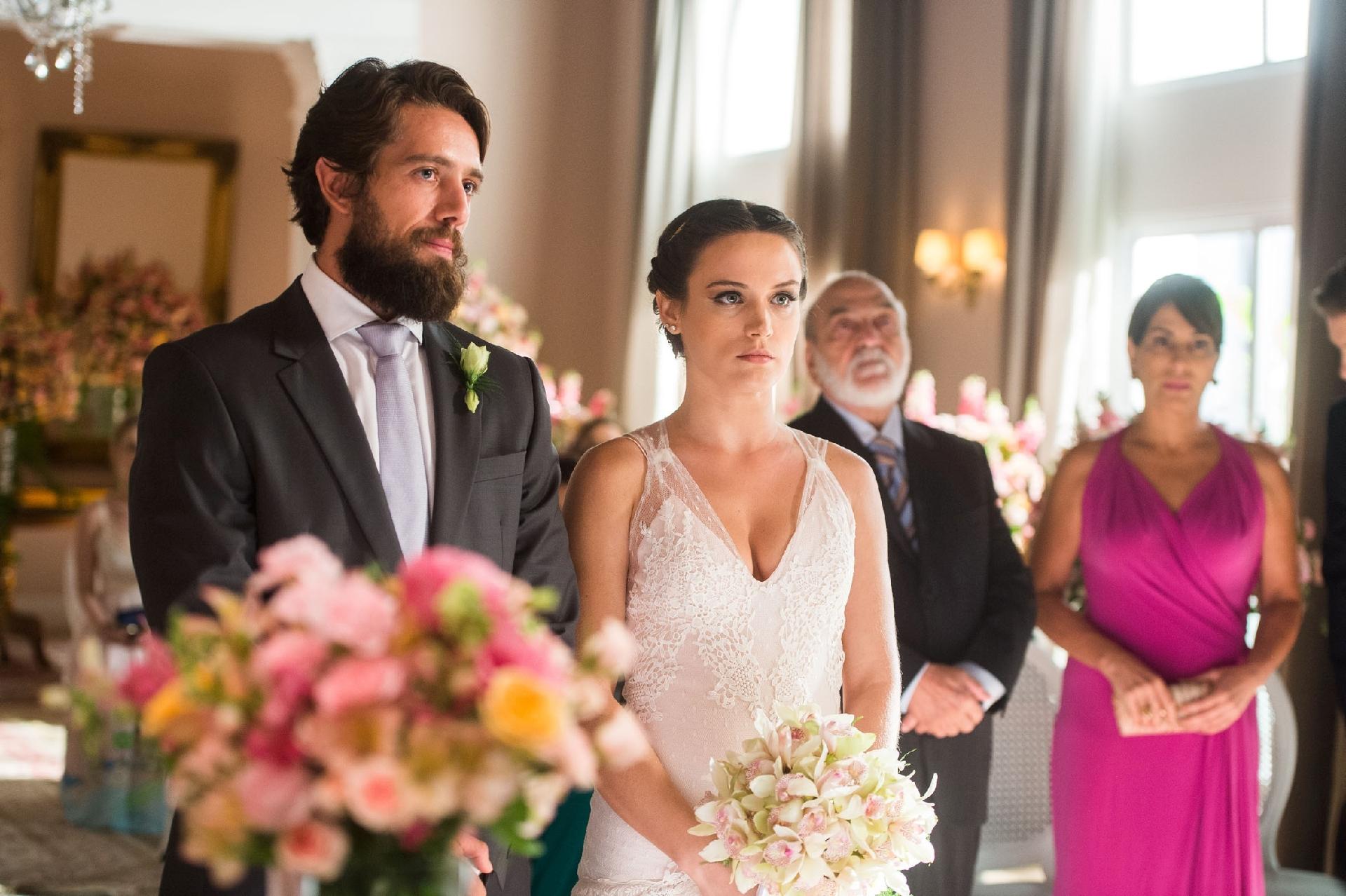 Clara (Bianca Bin) e Renato (Rafael Cardoso)  na cerimônia de casamento em "O Outro Lado do Paraíso" - Raquel Cunha/Globo