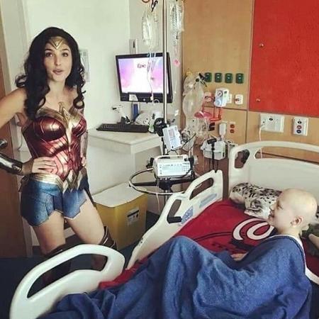 Gal Gadot visita crianças com câncer em hospital - Reprodução/Twitter - Reprodução/Twitter