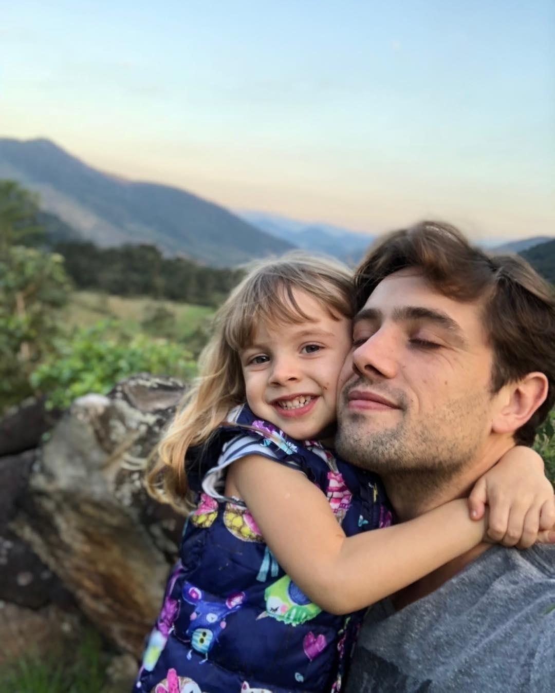 Rafael Cardoso fez "auto homenagem" no Instagram com foto junto com a filha Aurora - Reprodução/Instagram