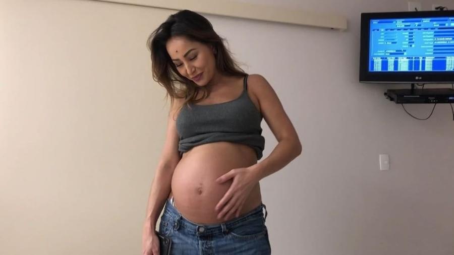 Sabrina entrou no sétimo mês de gravidez. A apresentadora e o noivo, Duda Nagle, ainda não anunciaram o nome da menina - Reprodução/Instagram/@dudanagle