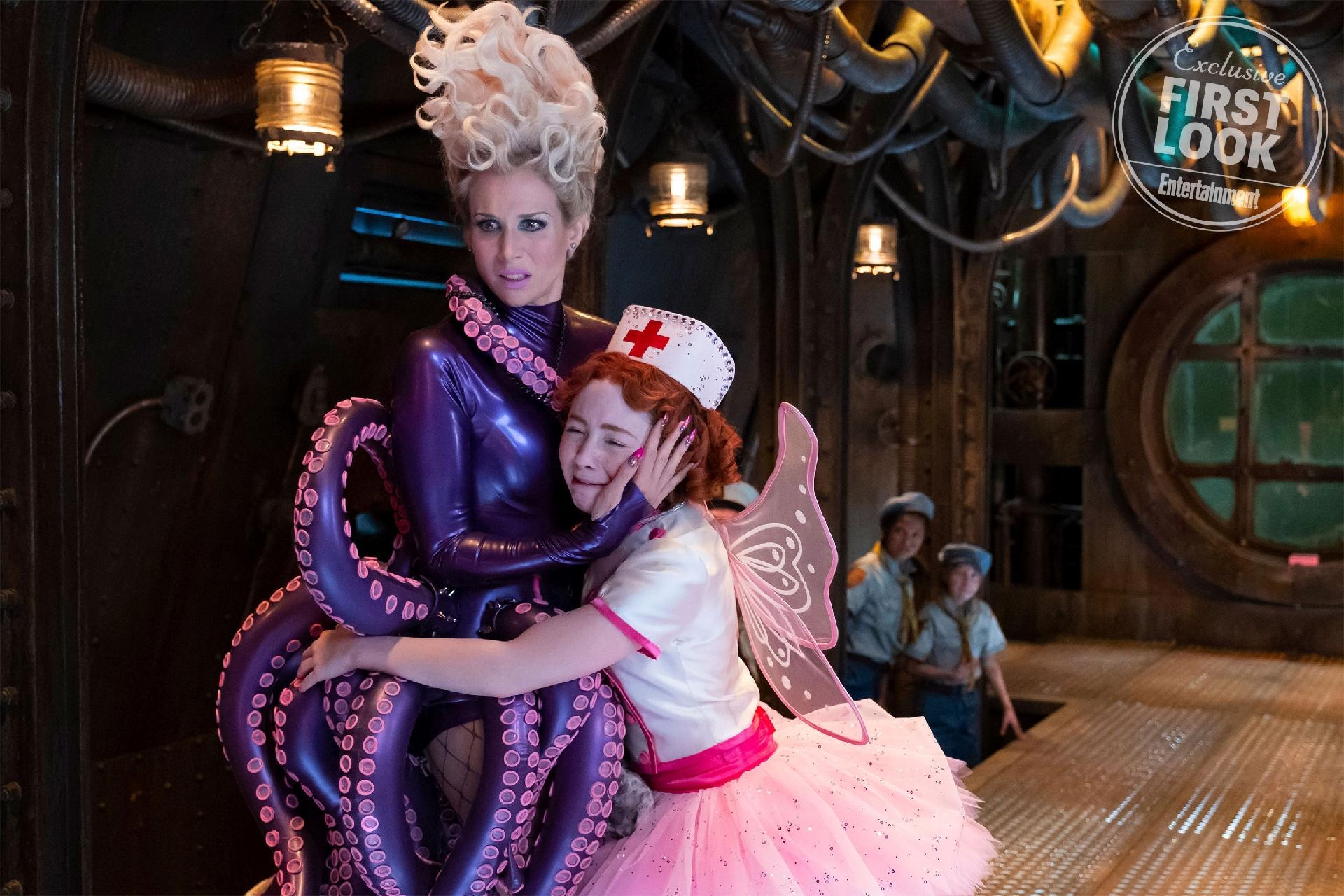 Esmé Squalor (Lucy Punch), cúmplice de Olaf, surge em cena da última temporada de "Desventuras em Série", da Netflix - Reprodução/Entertainment Weekly