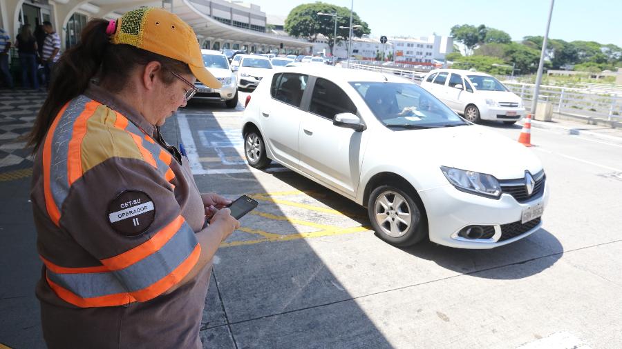 Fiscal de trânsito da CET multa veículos no Aeroporto de Congonhas, em São Paulo (SP) - Rivaldo Gomes/Folhapress
