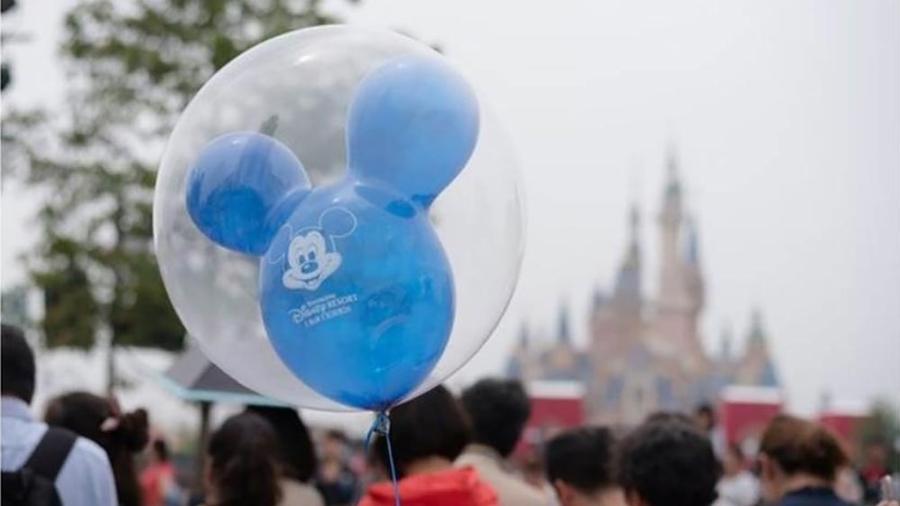 Numa série de 22 tuítes, Abigail Disney diz que executivos da Disney poderiam ter suas remunerações reduzidas à metade e, assim, "talvez não comprariam uma terceira casa ou um outro barco" - Getty Images/BBC