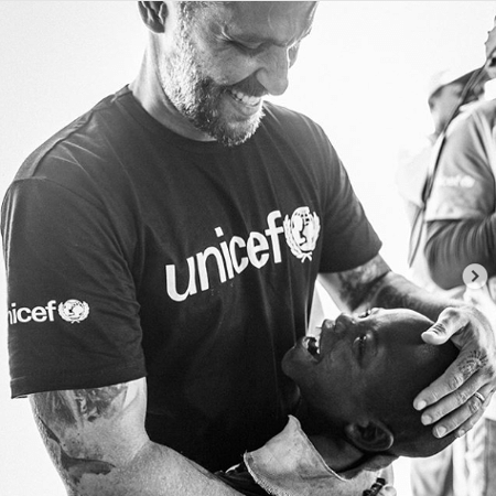 Bruno Gagliasso abraçous criança em Moçambique - Reprodução/Instagram