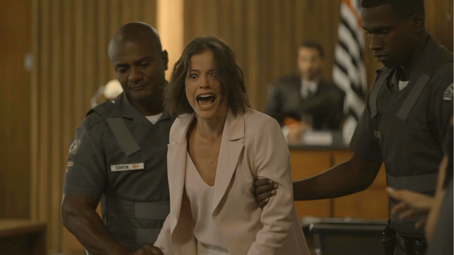 Josiane (Agatha Moreira) se desespera ao ser condenada a 30 anos de prisão - TV Globo