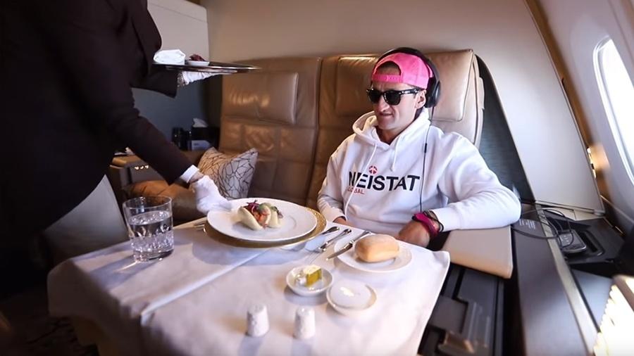 Casey Neistat em uma das refeições oferecidas no The Residence A380, da companhia Etihad - Reprodução/Youtube