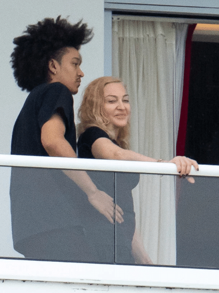 Madonna e Ahlamalik Williamns juntos em sacada de apartamento em Miami na semana passada. Ele é apontado como novo namorado da cantora - Reprodução/Splash News/MEGA