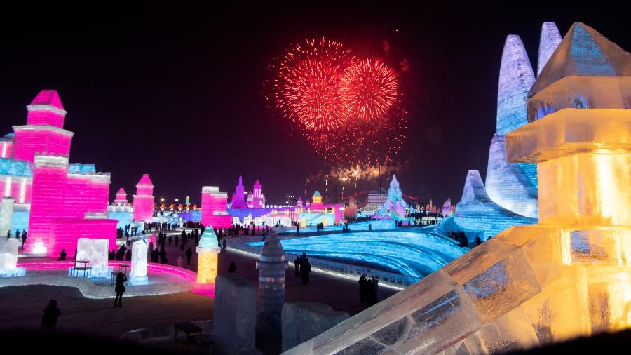 Turistas assistem à exibição de fogos de artifício no Festival de Gelo e Neve de Harbin - Noel Celis/AFP