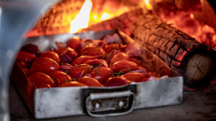 Tomates no forno até ficarem chamuscados: sabor garantido - Mariana Pekin - Mariana Pekin