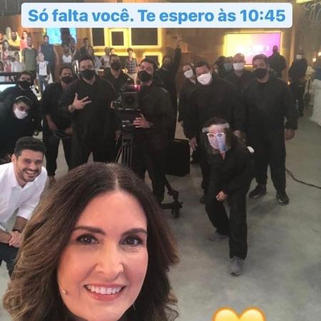 Fátima Bernardes retorna ao "Encontro" e celebra com selfie em equipe  - Reprodução / Instagram