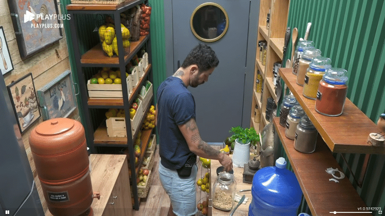 A Fazenda 2021: Rico prepara tigela de banana com aveia, iogurte e mel - Reprodução/Playplus - Reprodução/Playplus